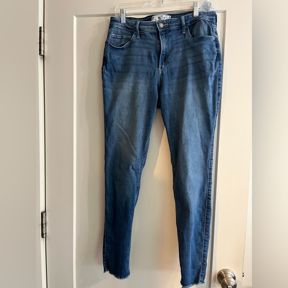 Hollister Curvy High-Rise Super Skinny Jeans Medium Wash (Size 13R)